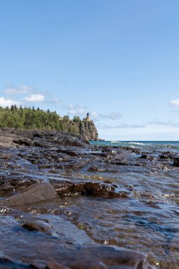 Superior Gölü 'nün kayalık kıyısındaki Split Rock Deniz Feneri' nin güzel bir manzarası. Duluth, North Shore, Superior Gölü, Minnesota 'da çekilmiş su, göl, kaya, ağaç ve bitkilerin yüksek kaliteli bir fotoğrafı..
