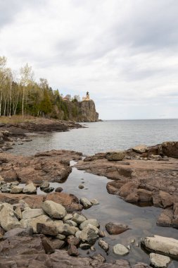 Superior Gölü 'nün kayalık kıyısındaki Split Rock Deniz Feneri' nin güzel bir manzarası. Duluth, North Shore, Superior Gölü, Minnesota 'da çekilmiş su, göl, kaya, ağaç ve bitkilerin yüksek kaliteli bir fotoğrafı..