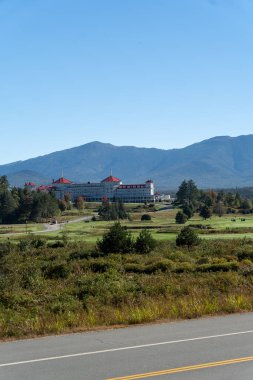 Güzel bir sonbahar, Mt. Dağın sonbahar manzarası. Arkasında dağlar olan Washington Otel Resort 'u. White Mountain Ulusal Ormanı, New Hampshire 'da çekilmiş kaliteli bir fotoğraf..