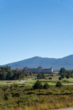 Güzel bir sonbahar, Mt. Dağın sonbahar manzarası. Arkasında dağlar olan Washington Otel Resort 'u. White Mountain Ulusal Ormanı, New Hampshire 'da çekilmiş kaliteli bir fotoğraf..