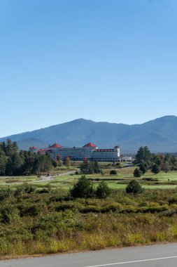 Güzel bir sonbahar, Mt. Dağın sonbahar manzarası. Arkasında dağlar olan Washington Otel Resort 'u. White Mountain Ulusal Ormanı, New Hampshire 'da çekilmiş kaliteli bir fotoğraf..