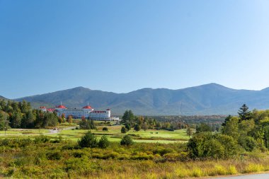 Güzel bir sonbahar, Mt. Dağın sonbahar manzarası. Arkasında dağlar olan Washington Otel Resort 'u. White Mountain Ulusal Ormanı, New Hampshire 'da çekilmiş kaliteli bir fotoğraf..