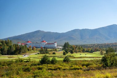 Güzel bir sonbahar, Mt. Dağın sonbahar manzarası. Arkasında dağlar olan Washington Otel Resort 'u. White Mountain Ulusal Ormanı, New Hampshire 'da çekilmiş kaliteli bir fotoğraf..