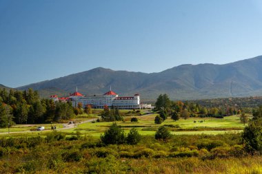 Güzel bir sonbahar, Mt. Dağın sonbahar manzarası. Arkasında dağlar olan Washington Otel Resort 'u. White Mountain Ulusal Ormanı, New Hampshire 'da çekilmiş kaliteli bir fotoğraf..