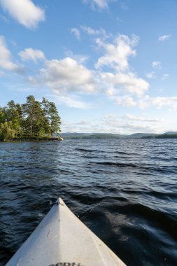 New Hampshire 'daki Conway Gölü' nden güzel bir manzara seyrediyor. New Hampshire 'da yüksek kaliteli bir fotoğraf..