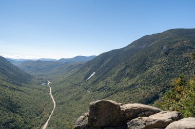 Beyaz Dağ Ulusal Ormanı 'nda bir sürü yemyeşil bitki ve ağacın olduğu güzel bir dağ manzarası. White Mountain Ulusal Ormanı, New Hampshire 'da çekilmiş kaliteli bir fotoğraf..