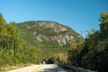 Beyaz Dağ Ulusal Ormanı 'nda bir sürü yemyeşil bitki ve ağacın olduğu güzel bir dağ manzarası. White Mountain Ulusal Ormanı, New Hampshire 'da çekilmiş kaliteli bir fotoğraf..