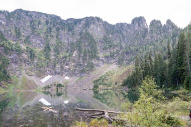 Washington 'da bulutlu bir günde 22 numaralı gölün göz kamaştırıcı manzarası. Washington eyaletinin 22. Gölü 'nde çekilmiş kaliteli bir fotoğraf.. 