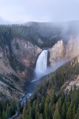 Yellowstone Şelalesi 'nin altın saatinde çekilmiş çarpıcı bir gündoğumu görüntüsü. Yellowstone Ulusal Parkı, Wyoming 'de çekilmiş kaliteli bir fotoğraf..