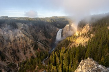 Yellowstone Şelalesi 'nin altın saatinde çekilmiş çarpıcı bir gündoğumu görüntüsü. Yellowstone Ulusal Parkı, Wyoming 'de çekilmiş kaliteli bir fotoğraf..