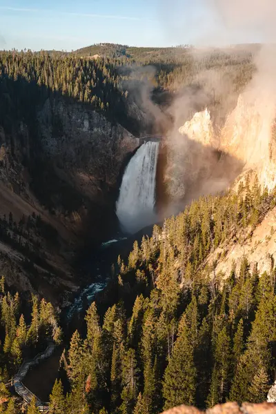 Yellowstone Şelalesi 'nin altın saatinde çekilmiş çarpıcı bir gündoğumu görüntüsü. Yellowstone Ulusal Parkı, Wyoming 'de çekilmiş kaliteli bir fotoğraf..