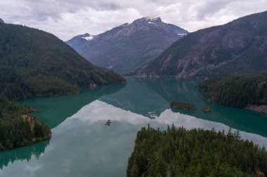 Kuzey Cascades 'teki buzul mavisi Diablo Gölü' nün büyüleyici bulutlu manzarası. North Cascades Ulusal Parkı, Washington 'da çekilmiş kaliteli bir fotoğraf..
