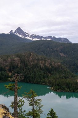 Kuzey Cascades 'teki buzul mavisi Diablo Gölü' nün büyüleyici bulutlu manzarası. North Cascades Ulusal Parkı, Washington 'da çekilmiş kaliteli bir fotoğraf..