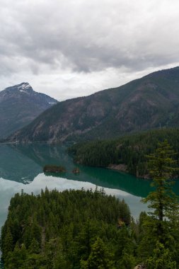 Kuzey Cascades 'teki buzul mavisi Diablo Gölü' nün büyüleyici bulutlu manzarası. North Cascades Ulusal Parkı, Washington 'da çekilmiş kaliteli bir fotoğraf..