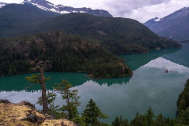 Kuzey Cascades 'teki buzul mavisi Diablo Gölü' nün büyüleyici bulutlu manzarası. North Cascades Ulusal Parkı, Washington 'da çekilmiş kaliteli bir fotoğraf..