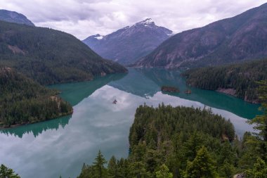 Kuzey Cascades 'teki buzul mavisi Diablo Gölü' nün büyüleyici bulutlu manzarası. North Cascades Ulusal Parkı, Washington 'da çekilmiş kaliteli bir fotoğraf..