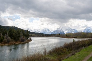 Güzel bir Oxbow Virajı manzarası. Arkasında Grand Teton sıradağları var. Yağmurlu ve bulutlu bir günde. Grand Teton Ulusal Parkı, Wyoming 'de kaliteli bir fotoğraf..