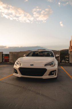 Arka planda dağlar olan bir otoparkın tepesindeki beyaz Subaru BRZ 'nin yakın çekim görüntüsü. Salt Lake City, Utah 'da çekilmiş kaliteli bir fotoğraf.