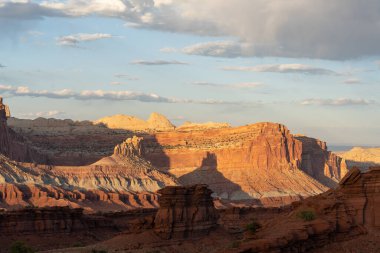 Utah 'taki Capitol Reef Ulusal Parkı' ndaki kırmızı kayaların nefes kesici gündoğumu manzarası. Fruita, Utah yakınlarında çekilmiş kaliteli bir fotoğraf..
