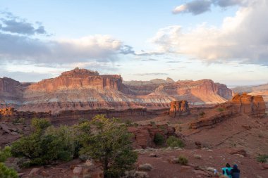 Utah 'taki Capitol Reef Ulusal Parkı' ndaki kırmızı kayaların nefes kesici gündoğumu manzarası. Fruita, Utah yakınlarında çekilmiş kaliteli bir fotoğraf..