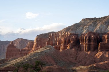 Utah 'taki Capitol Reef Ulusal Parkı' ndaki kırmızı kayaların nefes kesici gündoğumu manzarası. Fruita, Utah yakınlarında çekilmiş kaliteli bir fotoğraf..