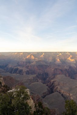 Arizona 'daki Grand Canyon Ulusal Parkı' ndaki kırmızı kayaların çarpıcı günbatımı manzarası. Arizona 'daki Büyük Kanyon Köyü' nün güneyinde altın saat boyunca çekilmiş kaliteli bir fotoğraf..