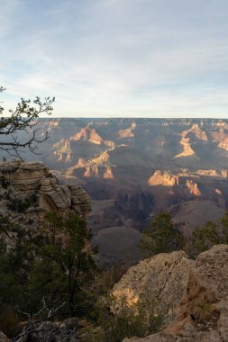 Arizona 'daki Grand Canyon Ulusal Parkı' ndaki kırmızı kayaların çarpıcı günbatımı manzarası. Arizona 'daki Büyük Kanyon Köyü' nün güneyinde altın saat boyunca çekilmiş kaliteli bir fotoğraf..