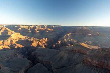 Arizona 'daki Grand Canyon Ulusal Parkı' ndaki kırmızı kayaların çarpıcı günbatımı manzarası. Arizona 'daki Büyük Kanyon Köyü' nün güneyinde altın saat boyunca çekilmiş kaliteli bir fotoğraf..