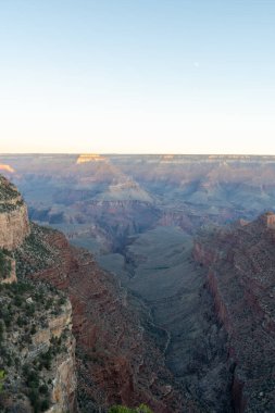 Arizona 'daki Grand Canyon Ulusal Parkı' ndaki kırmızı kayaların nefes kesici gündoğumu manzarası. Arizona 'daki Büyük Kanyon Köyü' nün güneyinde altın saat boyunca çekilmiş kaliteli bir fotoğraf..