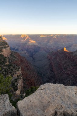 Arizona 'daki Grand Canyon Ulusal Parkı' ndaki kırmızı kayaların nefes kesici gündoğumu manzarası. Arizona 'daki Büyük Kanyon Köyü' nün güneyinde altın saat boyunca çekilmiş kaliteli bir fotoğraf..