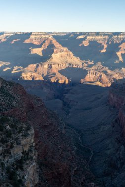 Arizona 'daki Grand Canyon Ulusal Parkı' ndaki kırmızı kayaların nefes kesici gündoğumu manzarası. Arizona 'daki Büyük Kanyon Köyü' nün güneyinde altın saat boyunca çekilmiş kaliteli bir fotoğraf..