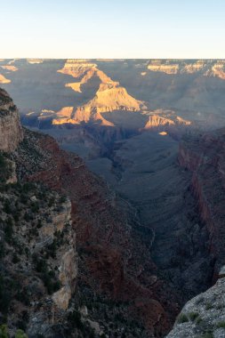 Arizona 'daki Grand Canyon Ulusal Parkı' ndaki kırmızı kayaların nefes kesici gündoğumu manzarası. Arizona 'daki Büyük Kanyon Köyü' nün güneyinde altın saat boyunca çekilmiş kaliteli bir fotoğraf..