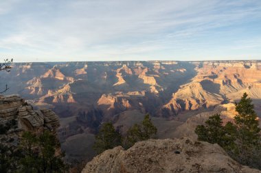 Arizona 'daki Grand Canyon Ulusal Parkı' ndaki kırmızı kayaların çarpıcı günbatımı manzarası. Arizona 'daki Büyük Kanyon Köyü' nün güneyinde altın saat boyunca çekilmiş kaliteli bir fotoğraf..