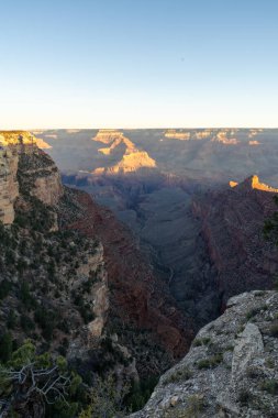 Arizona 'daki Grand Canyon Ulusal Parkı' ndaki kırmızı kayaların nefes kesici gündoğumu manzarası. Arizona 'daki Büyük Kanyon Köyü' nün güneyinde altın saat boyunca çekilmiş kaliteli bir fotoğraf..