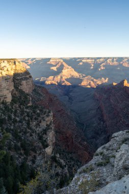 Arizona 'daki Grand Canyon Ulusal Parkı' ndaki kırmızı kayaların nefes kesici gündoğumu manzarası. Arizona 'daki Büyük Kanyon Köyü' nün güneyinde altın saat boyunca çekilmiş kaliteli bir fotoğraf..