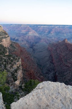 Arizona 'daki Grand Canyon Ulusal Parkı' ndaki kırmızı kayaların nefes kesici gündoğumu manzarası. Arizona 'daki Büyük Kanyon Köyü' nün güneyinde altın saat boyunca çekilmiş kaliteli bir fotoğraf..