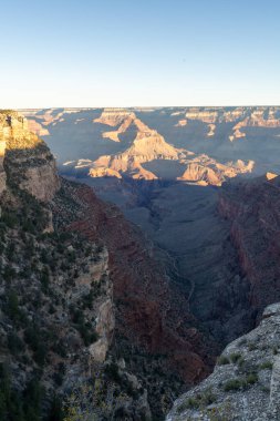 Arizona 'daki Grand Canyon Ulusal Parkı' ndaki kırmızı kayaların nefes kesici gündoğumu manzarası. Arizona 'daki Büyük Kanyon Köyü' nün güneyinde altın saat boyunca çekilmiş kaliteli bir fotoğraf..