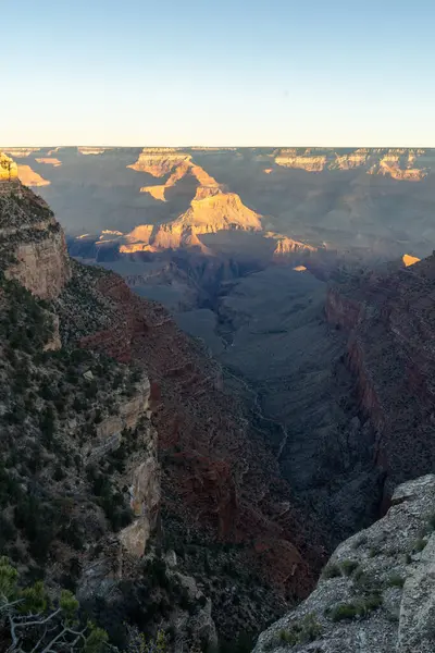 Arizona 'daki Grand Canyon Ulusal Parkı' ndaki kırmızı kayaların nefes kesici gündoğumu manzarası. Arizona 'daki Büyük Kanyon Köyü' nün güneyinde altın saat boyunca çekilmiş kaliteli bir fotoğraf..