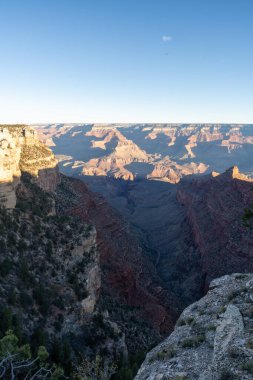 Arizona 'daki Grand Canyon Ulusal Parkı' ndaki kırmızı kayaların nefes kesici gündoğumu manzarası. Arizona 'daki Büyük Kanyon Köyü' nün güneyinde altın saat boyunca çekilmiş kaliteli bir fotoğraf..