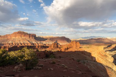 Utah 'taki Capitol Reef Ulusal Parkı' ndaki kırmızı kayaların nefes kesici gündoğumu manzarası. Fruita, Utah yakınlarında çekilmiş kaliteli bir fotoğraf..