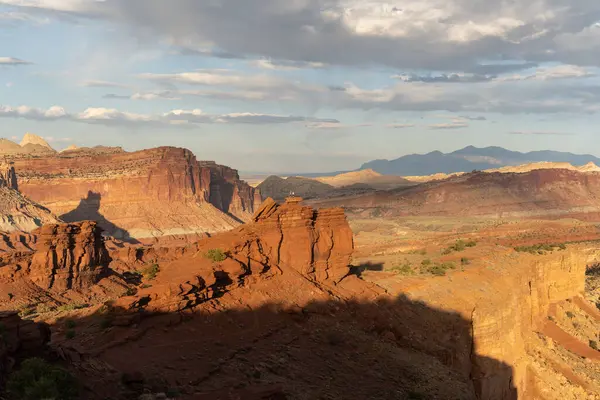 Utah 'taki Capitol Reef Ulusal Parkı' ndaki kırmızı kayaların nefes kesici gündoğumu manzarası. Fruita, Utah yakınlarında çekilmiş kaliteli bir fotoğraf..