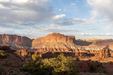 Utah 'taki Capitol Reef Ulusal Parkı' ndaki kırmızı kayaların nefes kesici gündoğumu manzarası. Fruita, Utah yakınlarında çekilmiş kaliteli bir fotoğraf..