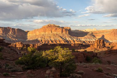 Utah 'taki Capitol Reef Ulusal Parkı' ndaki kırmızı kayaların nefes kesici gündoğumu manzarası. Fruita, Utah yakınlarında çekilmiş kaliteli bir fotoğraf..