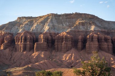 Utah 'taki Capitol Reef Ulusal Parkı' ndaki kırmızı kayaların nefes kesici gündoğumu manzarası. Fruita, Utah yakınlarında çekilmiş kaliteli bir fotoğraf..