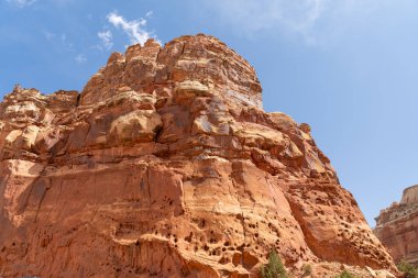 Utah 'taki Capitol Reef Ulusal Parkı' ndaki kırmızı kayaların bulutlu ve güneşli manzarası. Fruita, Utah yakınlarında çekilmiş kaliteli bir fotoğraf..