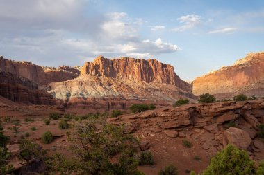 Utah 'taki Capitol Reef Ulusal Parkı' ndaki kırmızı kayaların nefes kesici gündoğumu manzarası. Fruita, Utah yakınlarında çekilmiş kaliteli bir fotoğraf..