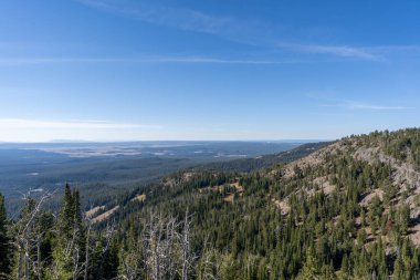 Mavili ve güneşli bir günün çarpıcı manzarası. Washburn, Yellowstone Ulusal Parkı 'na bakıyor. Yellowstone Ulusal Parkı, Wyoming 'de çekilmiş kaliteli bir fotoğraf..