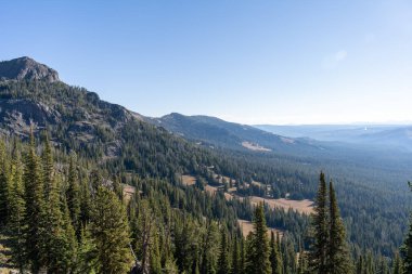 Mavili ve güneşli bir günün çarpıcı manzarası. Washburn, Yellowstone Ulusal Parkı 'na bakıyor. Yellowstone Ulusal Parkı, Wyoming 'de çekilmiş kaliteli bir fotoğraf..