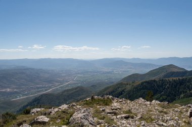 Güneşli bir yaz gününde Deer Valley Tatil Köyü 'ndeki Kel Dağ' ın tepesinden çarpıcı dağ ve göl manzarası. Utah Parky City 'de yüksek kaliteli bir fotoğraf..