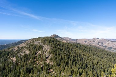 Mavili ve güneşli bir günün çarpıcı manzarası. Washburn, Yellowstone Ulusal Parkı 'na bakıyor. Yellowstone Ulusal Parkı, Wyoming 'de çekilmiş kaliteli bir fotoğraf..